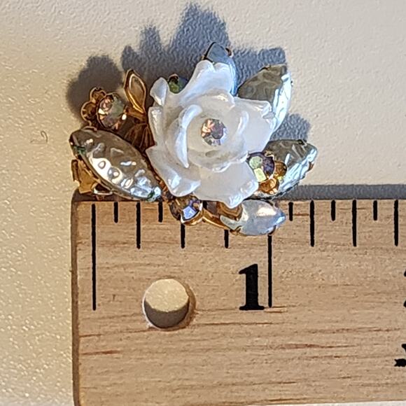 Vintage Beau Jewels Flower Earrings Clip-ons with White Flowers and Gold Leaves - Picture 6 of 8
